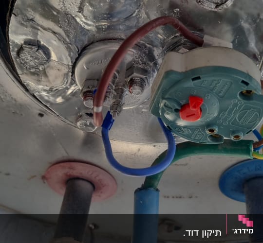 חיבורים חשמליים וצנרת בדוד שמש